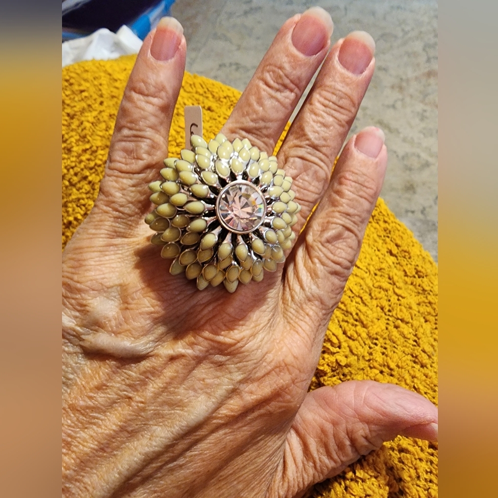 Ann Taylor Flower Cocktail Ring Statement Piece Sz 6.25